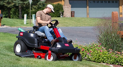 Lawn mower with online steering wheel