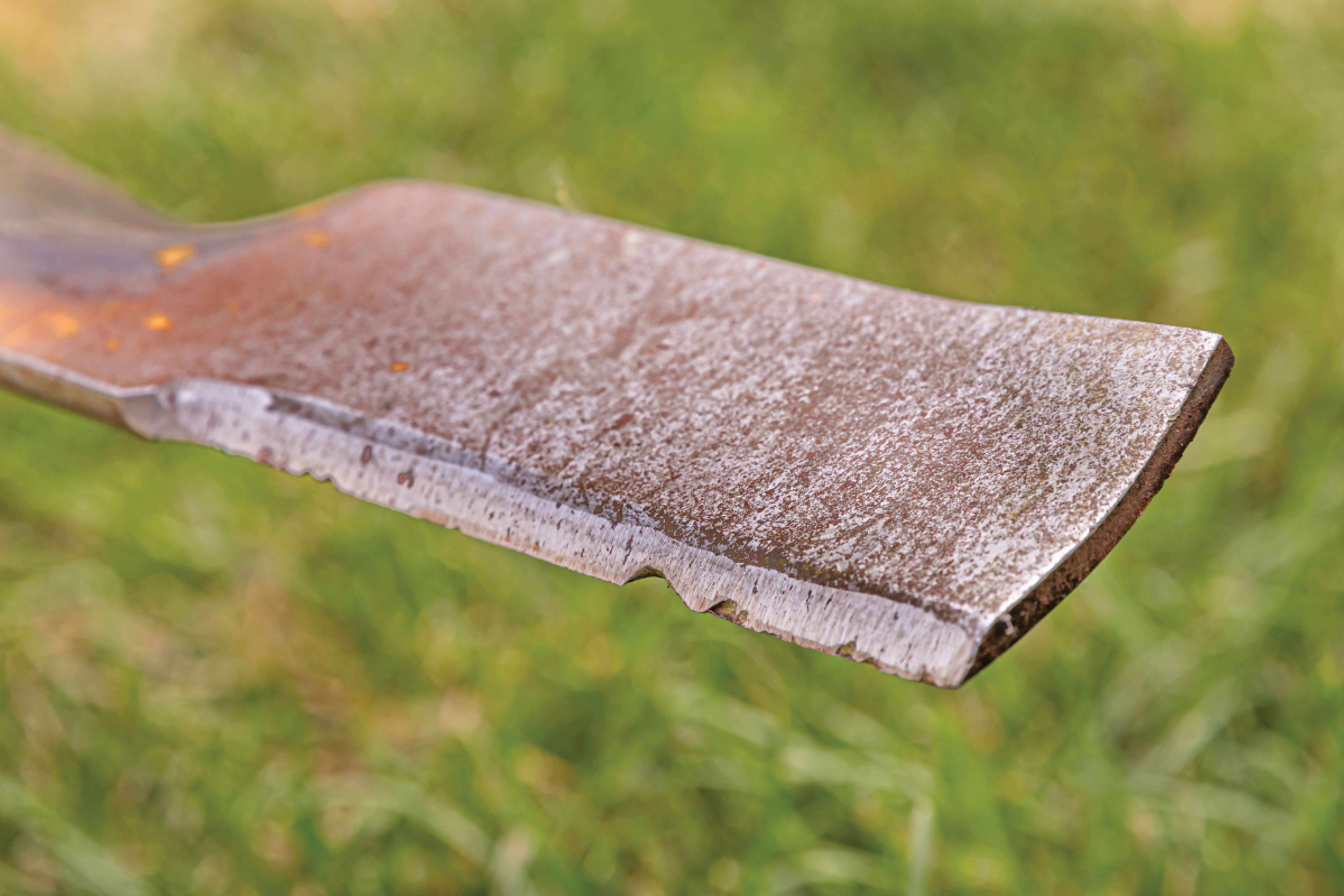 How to sharpen lawn mower blades THE CORRECT WAY ( Angle grinders will  destroy your mower blades) 